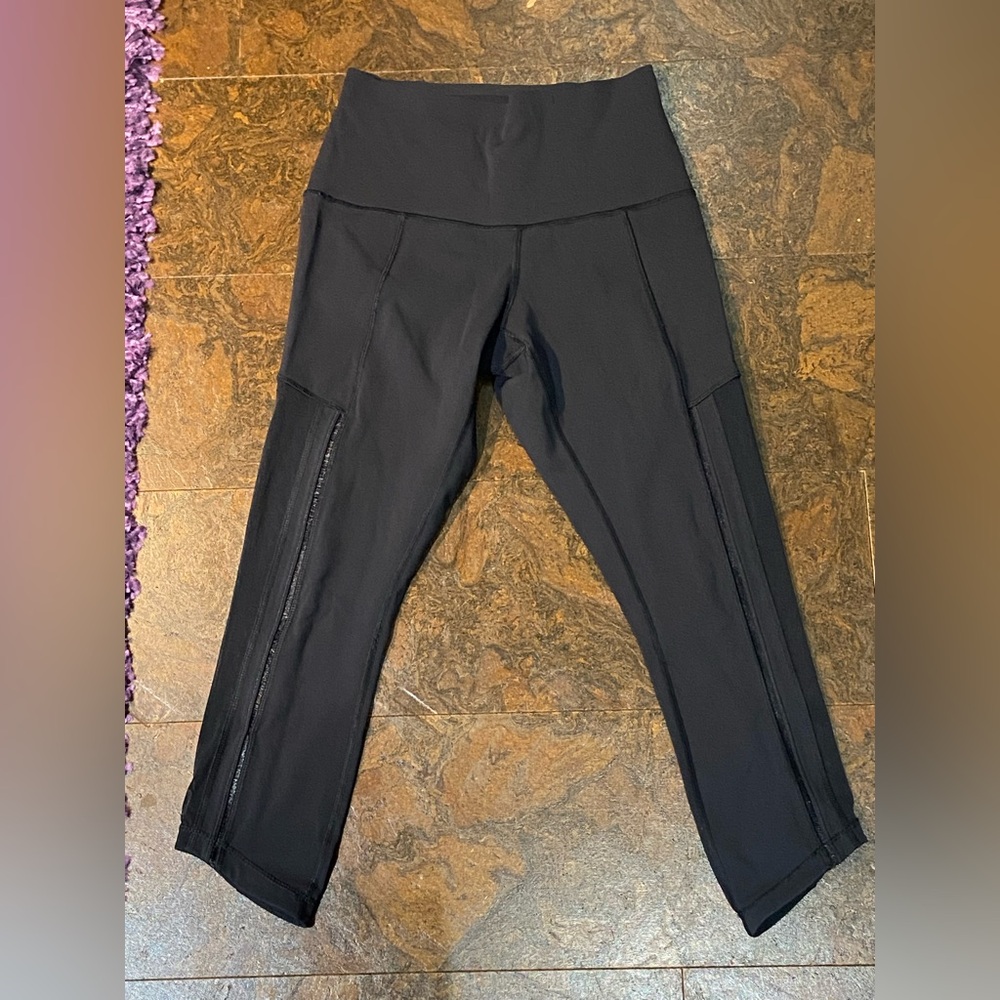 Lululemon black 7/8 mesh side panel high rise leggings